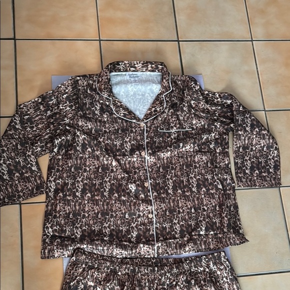 Anthony Richards Brown Velour Pajama Set with Collared Neckline and Relaxed Fit - Picture 2 of 11